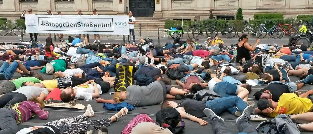 Mehrere hundert Menschen demonstrierten am Sonnabend vor dem Bundesverkehrsministerium für mehr Sicherheit.