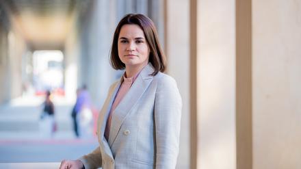 Swetlana Tichanowskaja, Oppositionsführerin von Belarus, steht bei einem Treffen mit Kulturstaatsministerin Grütters auf dem Berlinale-Festival-Gelände auf der Museumsinsel. +++ dpa-Bildfunk +++