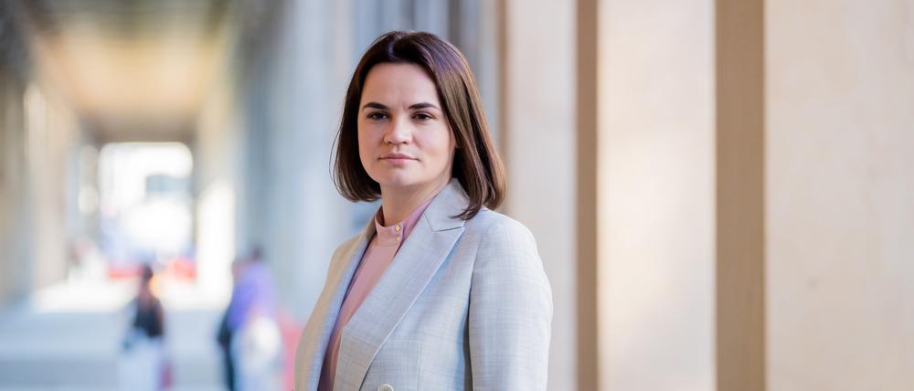 Swetlana Tichanowskaja, Oppositionsführerin von Belarus, steht bei einem Treffen mit Kulturstaatsministerin Grütters auf dem Berlinale-Festival-Gelände auf der Museumsinsel. +++ dpa-Bildfunk +++