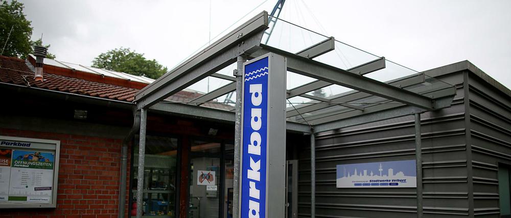 Der Eingang des Parkbades in Velbert. Auf dem Weg nach Hause nach einem Freibadbesuch sollen mehrere Jungen eine 13-Jährige in einen Wald gezerrt und missbraucht haben.