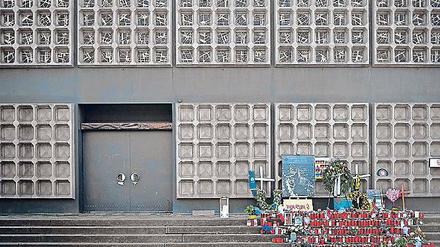 Tatort. Mit Blumen und Kerzen gedachten Berliner der Opfer des Anschlags am Breitscheidplatz. 