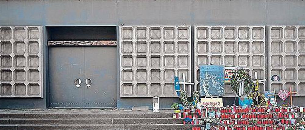 Tatort. Mit Blumen und Kerzen gedachten Berliner der Opfer des Anschlags am Breitscheidplatz.
