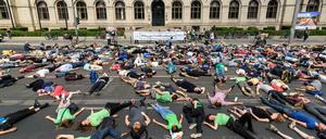 Protest-Performance am Ministerium: Demonstranten legen sich symbolisch für die Verkehrstoten auf die Straße. 