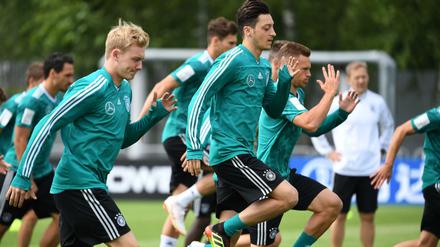 Im Blickpunkt. Die deutschen Nationalspieler. Und Mesut Özil (M.) ganz besonders. 