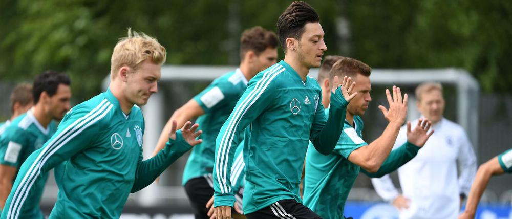 Im Blickpunkt. Die deutschen Nationalspieler. Und Mesut Özil (M.) ganz besonders. 