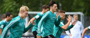 Im Blickpunkt. Die deutschen Nationalspieler. Und Mesut Özil (M.) ganz besonders.