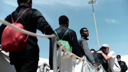 Flüchtlinge, an Bord des Seenot-Rettungsschiffes "Aquarius", bei der Ankunft am Hafen von Valencia. 