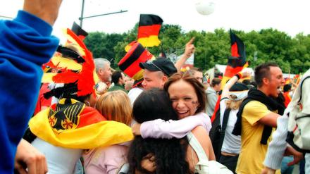 WM 2006. Die anderen Städte hatten "Fanfeste", Berlin bekam die "Fanmeile" - die Ost-West-Straße ist ja auch ein langer Schlauch, kein Platz.