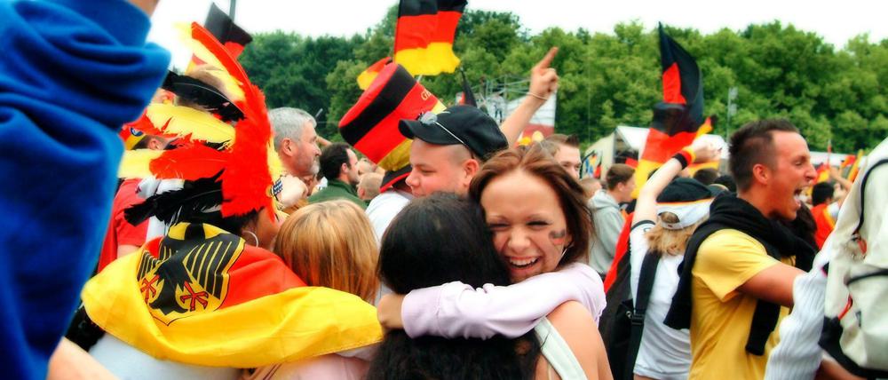 WM 2006. Die anderen Städte hatten "Fanfeste", Berlin bekam die "Fanmeile" - die Ost-West-Straße ist ja auch ein langer Schlauch, kein Platz.