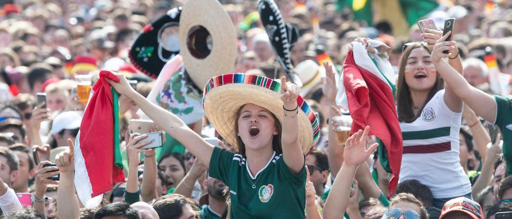 Mexikaner und Deutsche friedlich gemeinsam auf der Fanmeile.