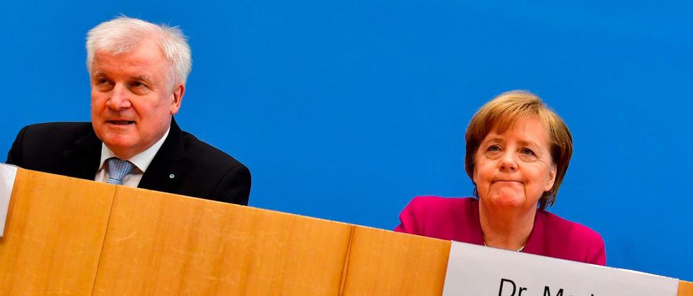 Das Verhältnis zwischen Angela Merkel (CDU) und Innenminister Horst Seehofer (CSU) befindet sich momentan in Schieflage.