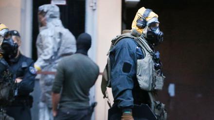 SEK-Beamte mit Atemschutzmasken am Fundort des Rizins in Köln 