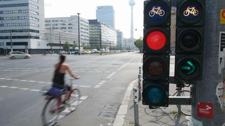 Mangelhafte Infrastruktur trägt in Berlin dazu bei, dass der Verkehr für Radfahrer und Fußgänger gefährlich ist - vor allem an großen Kreuzungen. 