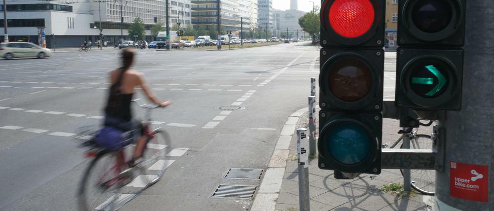 Mangelhafte Infrastruktur trägt in Berlin dazu bei, dass der Verkehr für Radfahrer und Fußgänger gefährlich ist - vor allem an großen Kreuzungen.