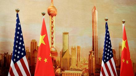 Flaggen der USA und Chinas bei einer Pressekonferenz in Peking 