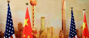 Flaggen der USA und Chinas bei einer Pressekonferenz in Peking 
