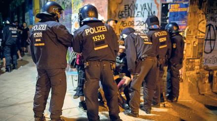 Beamte bei einem Polizeieinsatz in der Rigaer Straße.