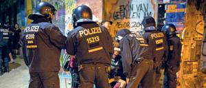 Beamte bei einem Polizeieinsatz in der Rigaer Straße.