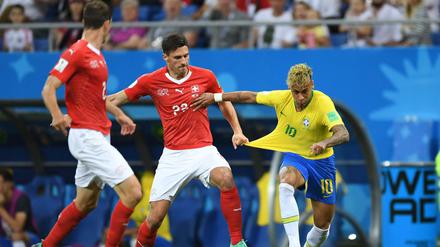 Neymar (r.) und die Brasilianer müssen sich mit einem Punkt begnügen. 