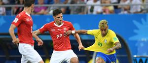 Neymar (r.) und die Brasilianer müssen sich mit einem Punkt begnügen. 
