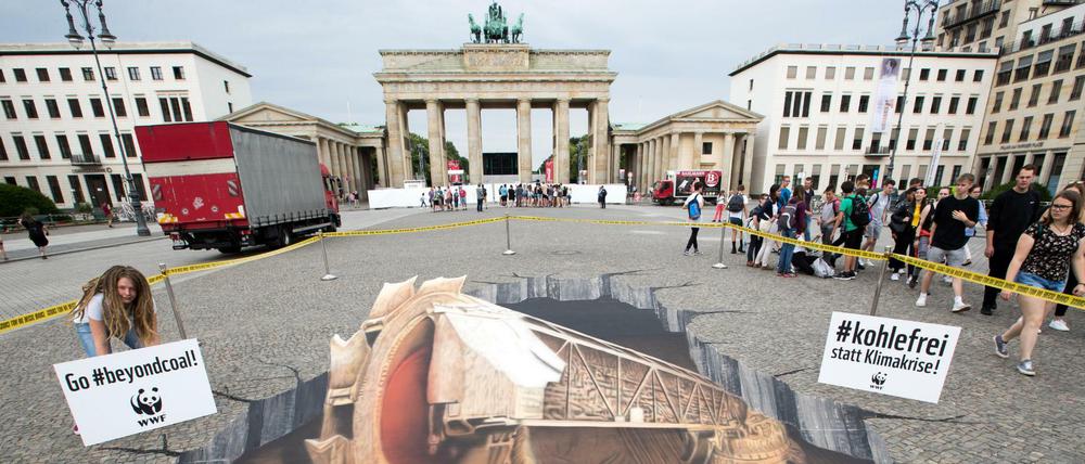 Mit dem 3-D-Bild eines Braunkohletagebaus protestieren Umweltschützer vom WWF vor dem Tagungszentrum des Petersberger Klimadialogs für eine Veränderung der Umweltpolitik. 