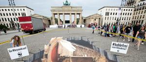 Mit dem 3-D-Bild eines Braunkohletagebaus protestieren Umweltschützer vom WWF vor dem Tagungszentrum des Petersberger Klimadialogs für eine Veränderung der Umweltpolitik. 