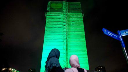 Zum Jahrestag der Brandkatastrophe ist der Grenfell Tower in London grün beleuchtet.