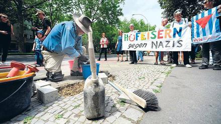 Gedenkort Bürgersteig. Hier verlegt Gunter Demnig den Stolperstein für Adolf Mockrauer. Der Britzer Apotheker wurde von den Nazis in den Tod getrieben. 