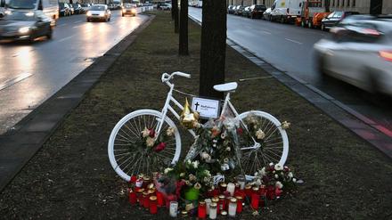 In Berlin erinnern "Ghost Bikes" an jene Radfahrer, die im Straßenverkehr umgekommen sind. 
