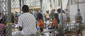 Im Käfig. Mexikaner, die illegal über die Grenze kommen, landen im Gefängnis. Ihre Kinder kommen ins Heim.