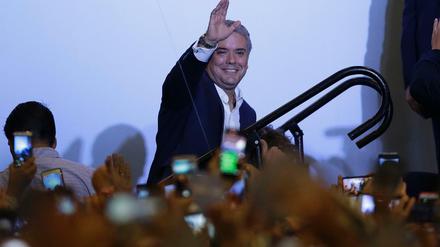 Der neue Präsident Ivan Duque jubelt. 