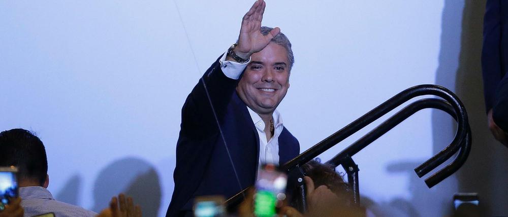Der neue Präsident Ivan Duque jubelt.