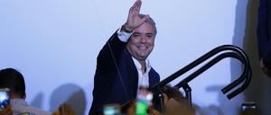 Der neue Präsident Ivan Duque jubelt. 