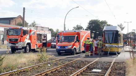 In Berlin ist ein Kind von einer Straßenbahn erfasst und schwer verletzt worden. Beim Versuch der Bergung am Dienstag wurden zudem Feuerwehrleute verletzt.