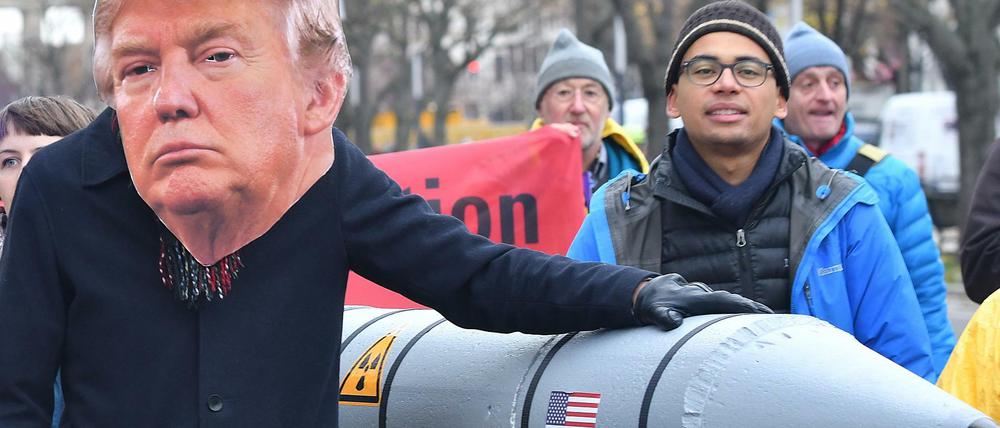 Demonstranten bei einem Protest unter dem Motto "Stoppt die Eskalation - Atomwaffen ächten!" im November in Berlin.