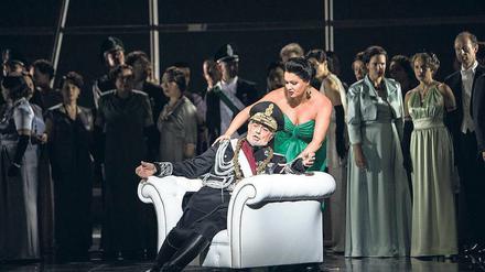 Plácido Domingo, hier in einer Militäruniform, die von Augusto Pinochet inspiriert ist, und Anna Netrebko als intrigantes Ehepaar Macbeth.