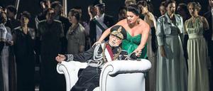 Plácido Domingo, hier in einer Militäruniform, die von Augusto Pinochet inspiriert ist, und Anna Netrebko als intrigantes Ehepaar Macbeth.