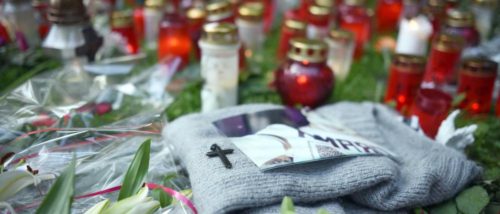 In der Nähe des Tatortes der tödlichen Messerattacke liegen Kerzen und Blumen.