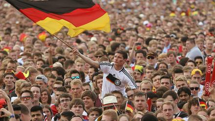 Fußballfans feiern in Hamburg beim Viertelfinalspiel Deutschland-Frankreich während der WM 2014. 