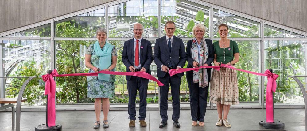 Weg frei: v.l.n.r. FU-Kanzlerin Andrea Bör, Thomas Borsch, Direktor des Botanischen Gartens; Michael Müller, Regine Günther und Sarah Wiener.