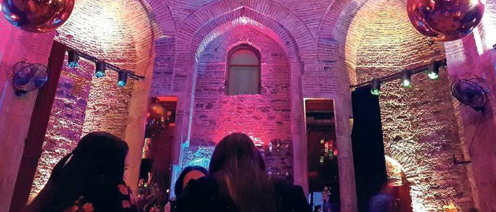 Hohe Decken. In den Kuppelhallen des Clubs „Aigli“ befand sich im 16. Jahrhundert ein türkisches Hamam. 