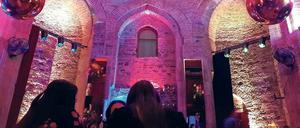 Hohe Decken. In den Kuppelhallen des Clubs „Aigli“ befand sich im 16. Jahrhundert ein türkisches Hamam. 