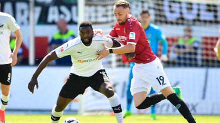 Florian Hübner (r.) im Zweikampf mit Sandhausens Richard Sukuta-Pasu. 