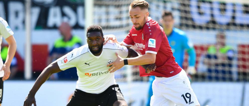 Florian Hübner (r.) im Zweikampf mit Sandhausens Richard Sukuta-Pasu. 
