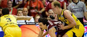 Ein Schritt zu spät. Alba mit Luke Sikma und Peyton Siva waren im letzten Saisonspiel in München deutlich unterlegen gegen Bayern München um den ehemaligen Berliner Nihad Djedovic.