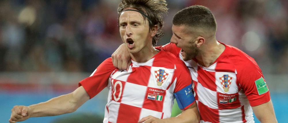 Erleichterung. Kroatiens Luka Modric (l.) freut sich mit Teamkollege Ante Rebic von Eintracht Frankfurt über den getroffenen Elfmeter.