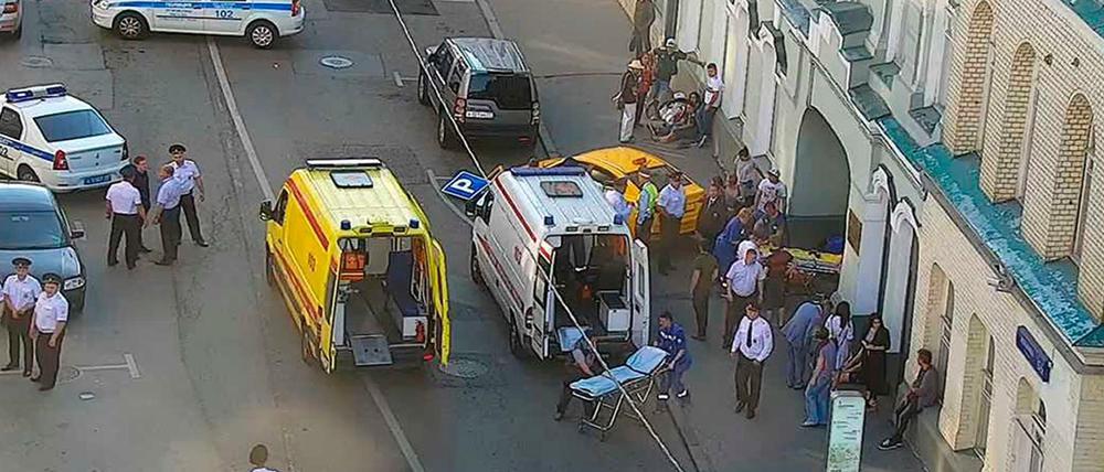 Zwischenfall in Moskau: Ein Taxi fährt in eine Gruppe von Fußgängern. 