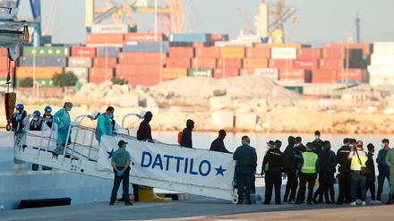 Ankunft in Valencia: Migranten gegen von Bord der "Aquarius" 