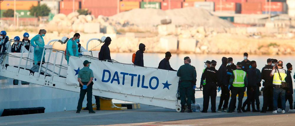 Ankunft in Valencia: Migranten gegen von Bord der "Aquarius"