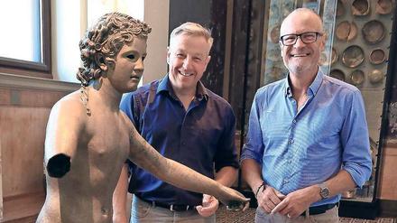 Matthias Wemhoff (links) ist Direktor des Museums für Vor- und Frühgeschichte der Staatlichen Museen zu Berlin und Berliner Landesarchäologe. Uwe Koch ist Leiter der Geschäftsstelle des Deutschen Nationalkomitees für Denkmalschutz (DNK). Gemeinsam koordinieren sie das EU-Kulturerbejahr in Deutschland – und leisten hier der römischen Bronzestatue des „Xantener Knaben“ im Neuen Museum in Mitte Gesellschaft. 